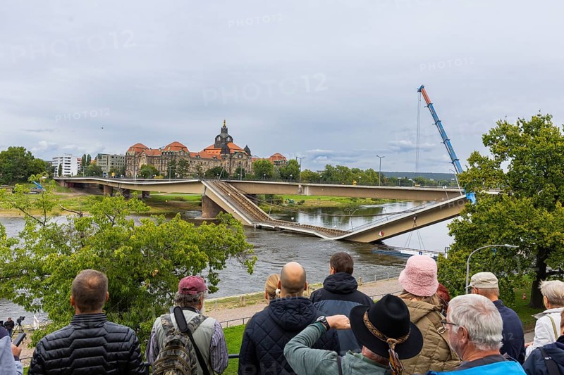 In the early hours of the morning, a section of the Carola Bridge collapsed for unknown reasons. Over a length of around 100 metres, the section on which the trams normally run has collapsed into the Elbe. The area has been cordoned off over a wide area. Onlookers are crowding around the barriers, partial collapse of the Carola Bridge in Dresden, further bridge sections are in acute danger of collapsing, Dresden, Saxony, Germany, Europe