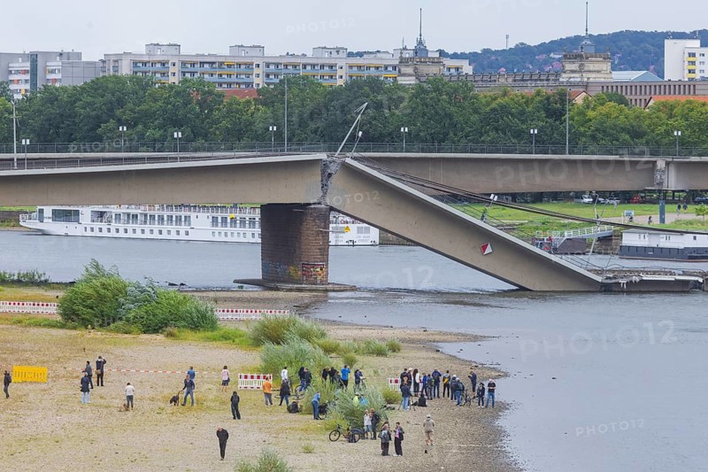 In the early hours of the morning, a section of the Carola Bridge collapsed for unknown reasons. Over a length of around 100 metres, the section on which the trams normally run has collapsed into the Elbe. The area is cordoned off, partial collapse of the Carola Bridge in Dresden, further bridge sections are in acute danger of collapsing, Dresden, Saxony, Germany, Europe