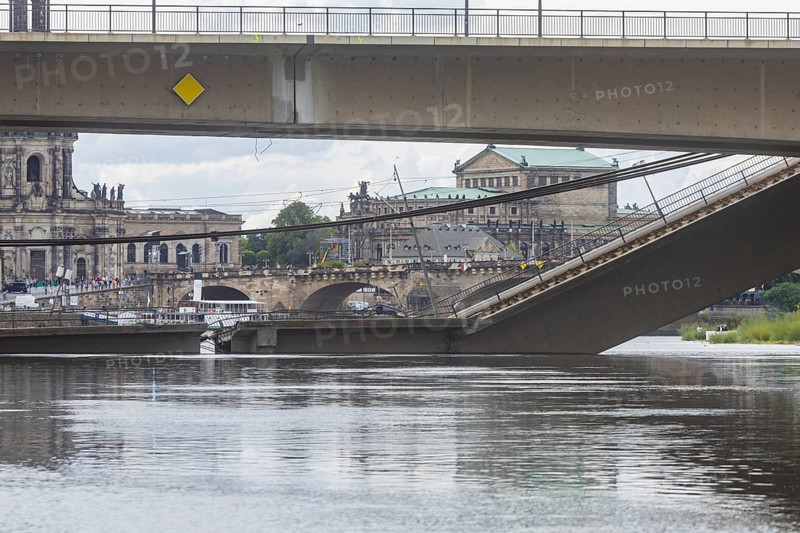 In the early hours of the morning, a section of the Carola Bridge collapsed for unknown reasons. Over a length of around 100 metres, the section on which the trams normally run has collapsed into the Elbe. The area is cordoned off, partial collapse of the Carola Bridge in Dresden, further bridge sections are in acute danger of collapsing, Dresden, Saxony, Germany, Europe