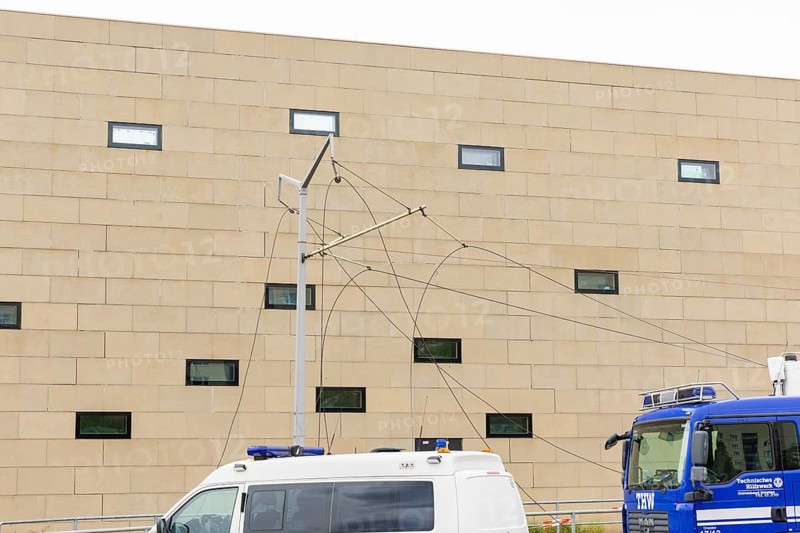In the early hours of the morning, a section of the Carola Bridge collapsed for unknown reasons. Over a length of around 100 metres, the section on which the trams normally run has collapsed into the Elbe. The area has been cordoned off. Torn overhead lines at the synagogue, Partial collapse of the Carola Bridge in Dresden, other parts of the bridge are in acute danger of collapsing, Dresden, Saxony, Germany, Europe