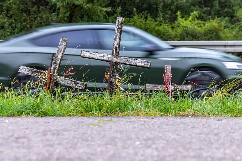 Cross on a country road, symbol of remembrance for three road accident victims. Laichigen, Baden-Württemberg, Germany, Europe
