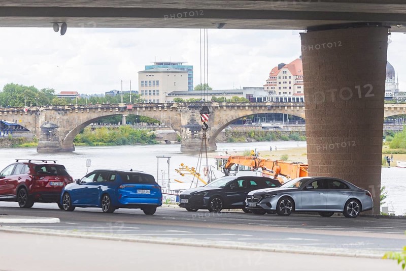 In the early hours of the morning, a section of the Carola Bridge collapsed for unknown reasons. Over a length of around 100 metres, the section on which the trams normally run has collapsed into the Elbe. The area has been cordoned off. Parked cars under the bridge cannot be reached as there is an acute danger of collapse, partial collapse of the Carola Bridge in Dresden, further bridge sections are in acute danger of collapse, Dresden, Saxony, Germany, Europe