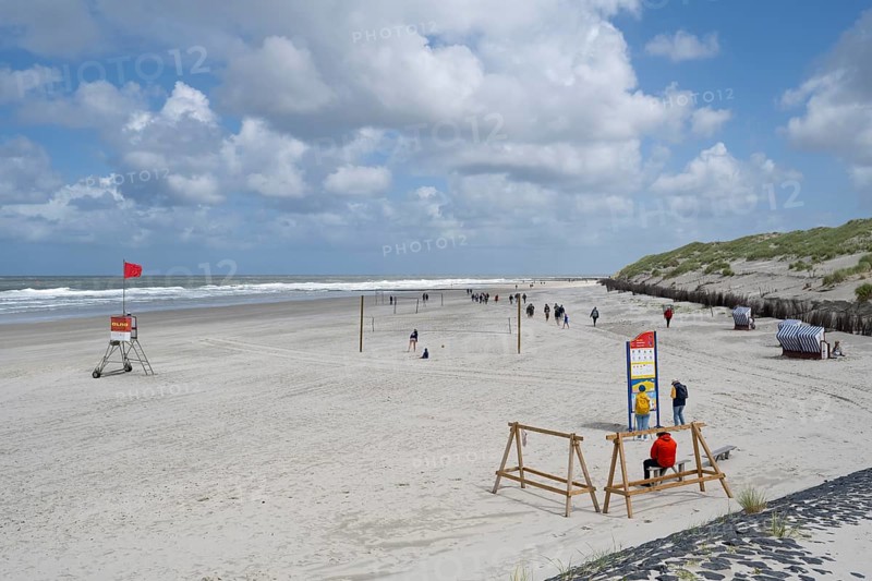 Sandy beach beach on the North Sea coast, DLRG red flag, bathing and swimming prohibited, Norderney, East Frisian Island, East Frisia, Lower Saxony, Germany, Europe