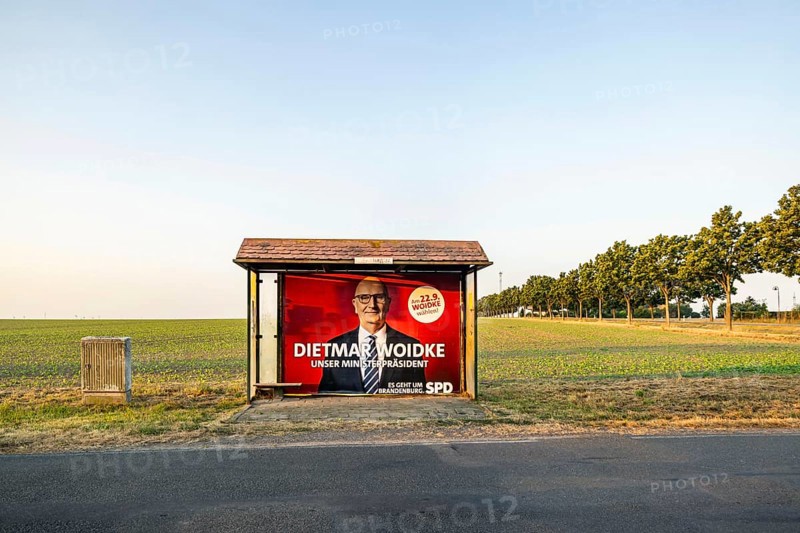 State election in Brandenburg. Bus shelter in an open field with an election poster of Prime Minister Dietmar Woidke, SPD. Schwabeck, Treuenbrietzen, Brandenburg, Germany, Europe