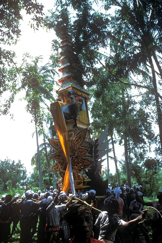 Ngaben (cremation ceremony), procession to the cremation site, obstacles on the way, mythologically decorated cremation tower