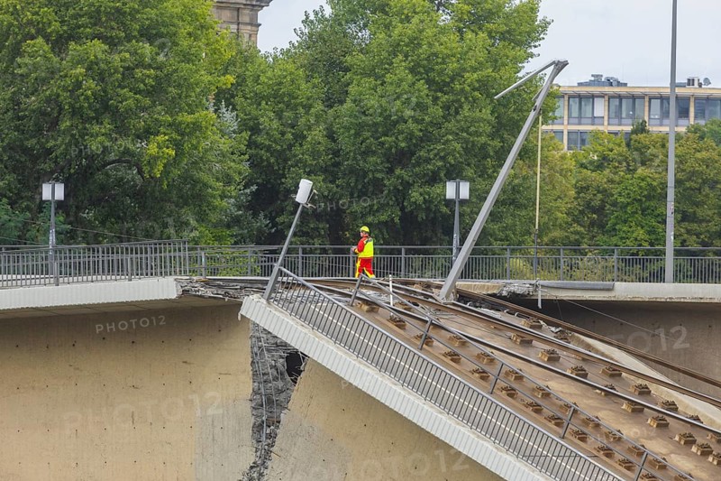 In the early hours of the morning, a section of the Carola Bridge collapsed for unknown reasons. Over a length of around 100 metres, the section on which the trams normally run has collapsed into the Elbe. The area has been cordoned off over a wide area. The drone squadron of the fire brigade in action, Partial collapse of the Carola Bridge in Dresden, further bridge sections are in acute danger of collapsing, Dresden, Saxony, Germany, Europe