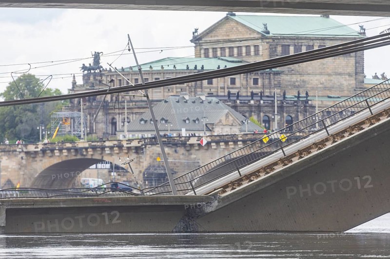 In the early hours of the morning, a section of the Carola Bridge collapsed for unknown reasons. Over a length of around 100 metres, the section on which the trams normally run has collapsed into the Elbe. The area is cordoned off, partial collapse of the Carola Bridge in Dresden, further bridge sections are in acute danger of collapsing, Dresden, Saxony, Germany, Europe