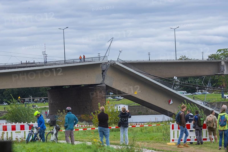 In the early hours of the morning, a section of the Carola Bridge collapsed for unknown reasons. Over a length of around 100 metres, the section on which the trams normally run has collapsed into the Elbe. The area is cordoned off, partial collapse of the Carola Bridge in Dresden, further bridge sections are in acute danger of collapsing, Dresden, Saxony, Germany, Europe