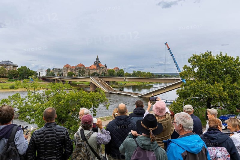In the early hours of the morning, a section of the Carola Bridge collapsed for unknown reasons. Over a length of around 100 metres, the section on which the trams normally run has collapsed into the Elbe. The area has been cordoned off over a wide area. Onlookers are crowding around the barriers, partial collapse of the Carola Bridge in Dresden, further bridge sections are in acute danger of collapsing, Dresden, Saxony, Germany, Europe