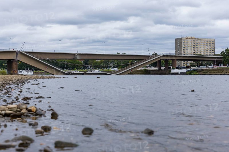 In the early hours of the morning, a section of the Carola Bridge collapsed for unknown reasons. Over a length of around 100 metres, the section on which the trams normally run has collapsed into the Elbe. The area is cordoned off, partial collapse of the Carola Bridge in Dresden, further bridge sections are in acute danger of collapsing, Dresden, Saxony, Germany, Europe
