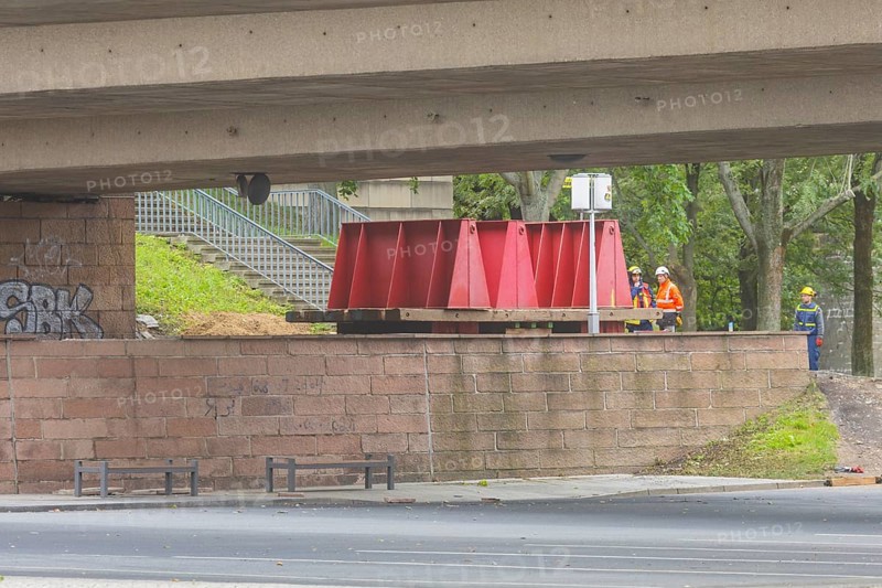 In the early hours of the morning, a section of the Carola Bridge collapsed for unknown reasons. Over a length of around 100 metres, the section on which the trams normally run has collapsed into the Elbe. The area has been cordoned off. The bridge bearing on the old town side is being stabilised, Partial collapse of the Carola Bridge in Dresden, further bridge sections are in acute danger of collapsing, Dresden, Saxony, Germany, Europe