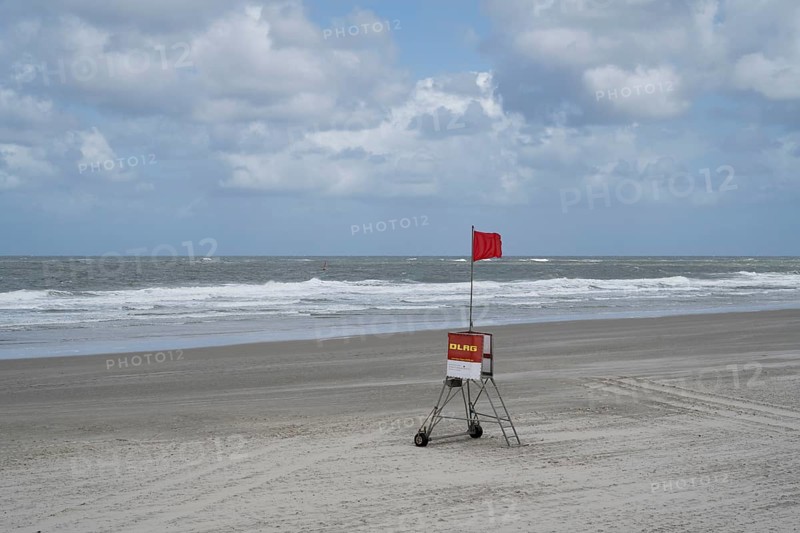 Empty sandy beach on the North Sea coast, DLRG red flag, bathing and swimming prohibited, Norderney, East Frisian Island, East Frisia, Lower Saxony, Germany, Europe