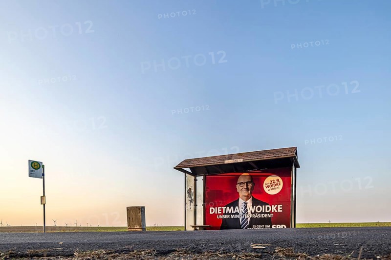 State election in Brandenburg. Bus shelter in an open field with an election poster of Prime Minister Dietmar Woidke, SPD. Schwabeck, Treuenbrietzen, Brandenburg, Germany, Europe