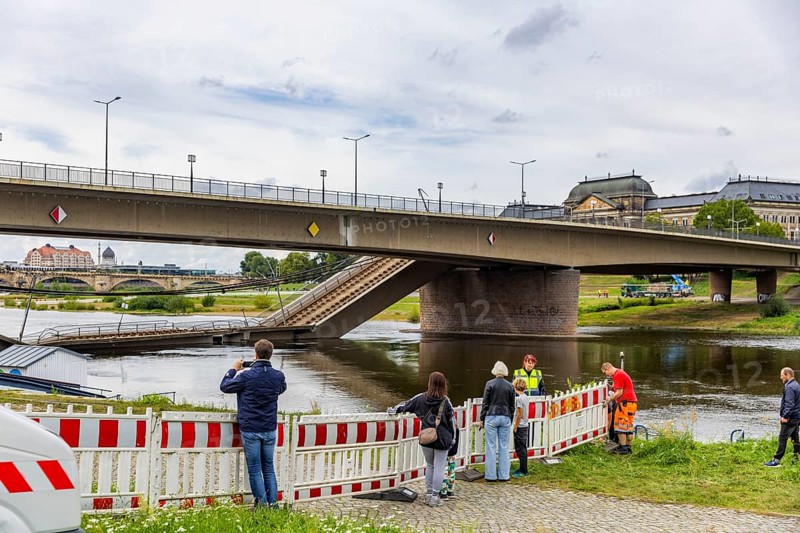 In the early hours of the morning, a section of the Carola Bridge collapsed for unknown reasons. Over a length of around 100 metres, the section on which the trams normally run has collapsed into the Elbe. The area is cordoned off, partial collapse of the Carola Bridge in Dresden, further bridge sections are in acute danger of collapsing, Dresden, Saxony, Germany, Europe