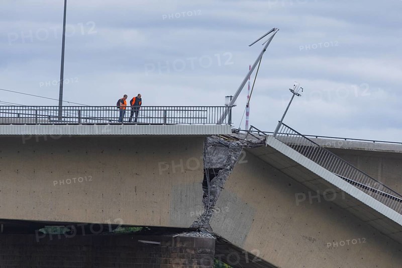 In the early hours of the morning, a section of the Carola Bridge collapsed for unknown reasons. Over a length of around 100 metres, the section on which the trams normally run has collapsed into the Elbe. The area is cordoned off, partial collapse of the Carola Bridge in Dresden, further bridge sections are in acute danger of collapsing, Dresden, Saxony, Germany, Europe