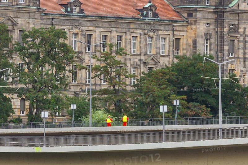 In the early hours of the morning, a section of the Carola Bridge collapsed for unknown reasons. Over a length of around 100 metres, the section on which the trams normally run has collapsed into the Elbe. The area has been cordoned off over a wide area. The drone squadron of the fire brigade in action, Partial collapse of the Carola Bridge in Dresden, further bridge sections are in acute danger of collapsing, Dresden, Saxony, Germany, Europe