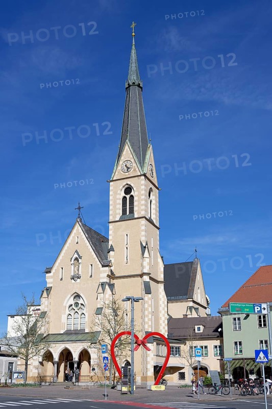 Heart sculpture, Nikolaikirche, Nikolaiplatz, Villach, Carinthia, Austria, Europe