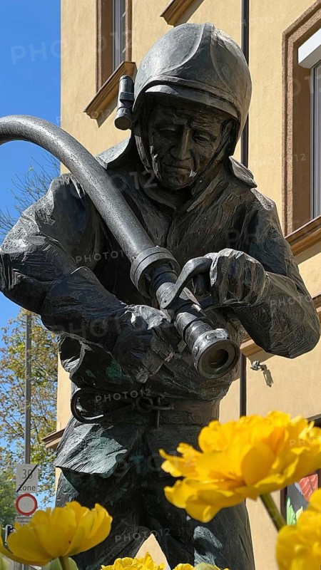 Sculpture, fireman, Hans-Gasser-Platz, Villach, Carinthia, Austria, Europe