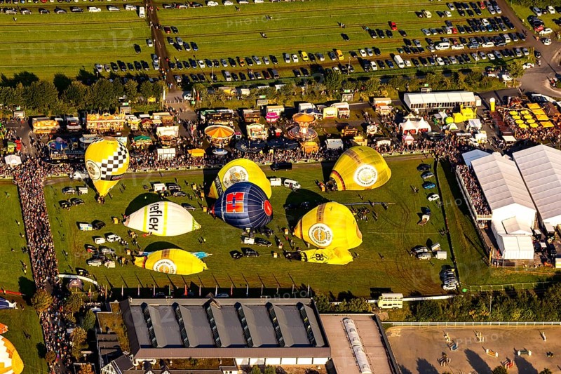 Mongolfiade in Warstein 2017: Hot air balloons at the mass launch in the evening
