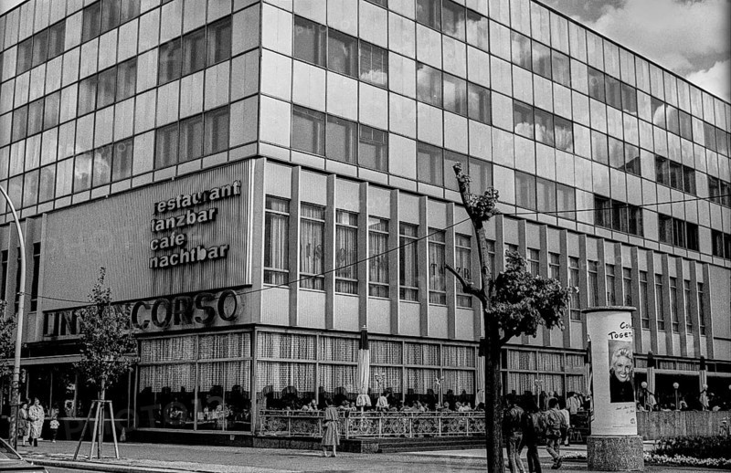 Germany, Berlin, 25.05.1991, LINDENCORSO, restaurant, dance bar, café, night bar, Unter den Linden, Europe