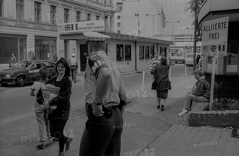 GDR, Berlin, 27 June 1990, Allied border hut at Check Point Charlie (Friedrichstraße), MP, military police (TAZlerin)