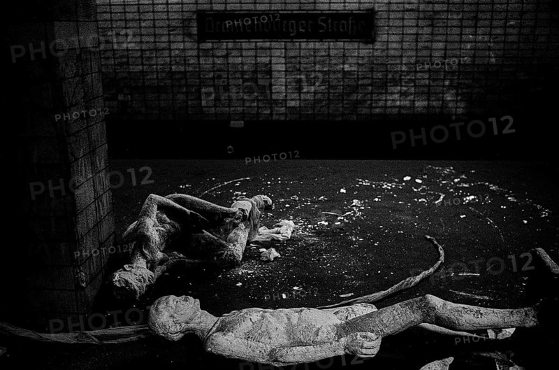 GDR, Berlin, 17 June 1990, Oranienburger Straße S-Bahn station, figures erected by the Weißensee art academy in the closed S-Bahn station, which were destroyed by someone at the beginning of the construction work at the station