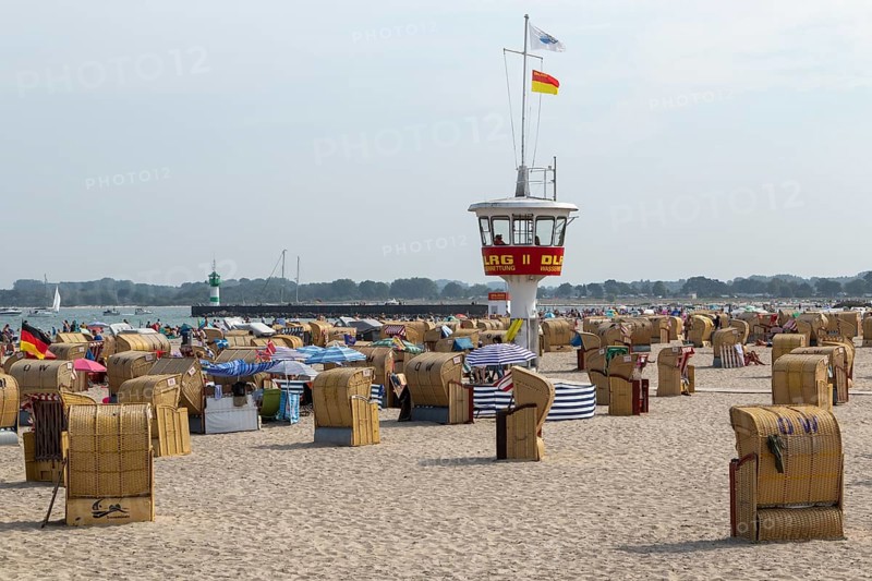Summer weather, bathers, beach chairs and DLRG lifeguard tower on the beach, Travemünde beach, Hanseatic city of Lübeck, Schleswig-Holstein, Germany, Europe