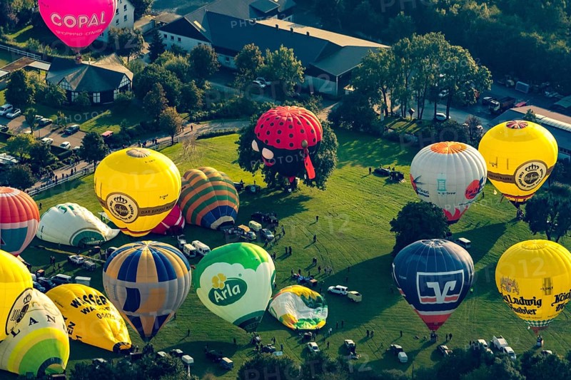 Mongolfiade in Warstein 2017: Hot air balloons at the mass launch in the evening