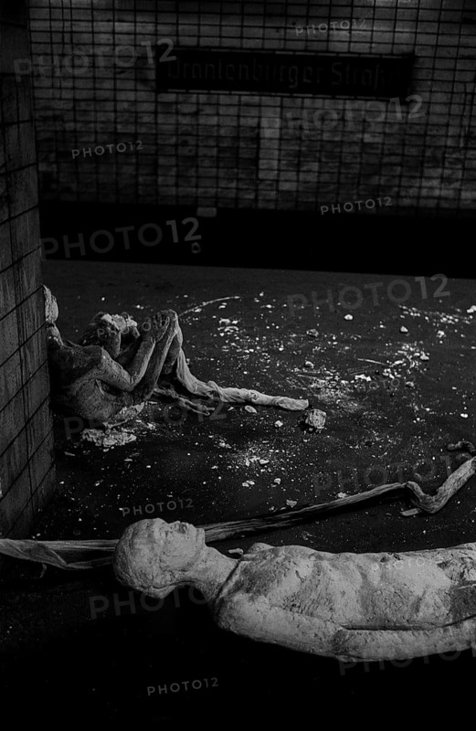 GDR, Berlin, 17 June 1990, Oranienburger Straße S-Bahn station, figures erected by the Weißensee art academy in the closed S-Bahn station, which were destroyed by someone at the beginning of the construction work at the station