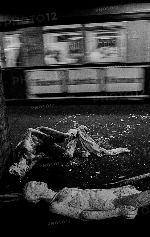 GDR, Berlin, 17 June 1990, Oranienburger Straße S-Bahn station, figures erected by the Weißensee art academy in the closed S-Bahn station, which were destroyed by someone at the beginning of the construction work at the station