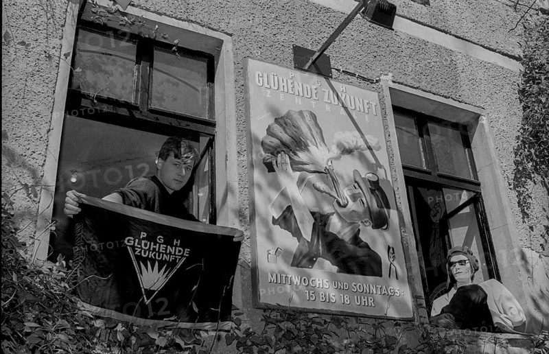 Germany, Berlin, 25 May 1991, PGH Glühende Zukunft, Henning Wagenbreth holding the club flag, Oderberger Straße, Europe