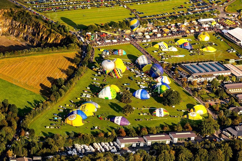 Mongolfiade in Warstein 2017: Hot air balloons at the mass launch in the evening