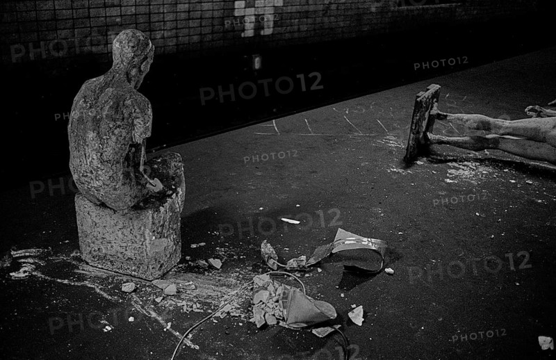 GDR, Berlin, 17 June 1990, Oranienburger Straße S-Bahn station, figures erected by the Weißensee art academy in the closed S-Bahn station, which were destroyed by someone at the beginning of the construction work at the station