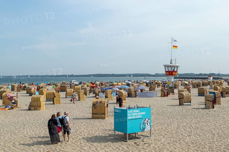 Summer weather, bathers, beach chairs and DLRG lifeguard tower on the beach, Travemünde beach, Hanseatic city of Lübeck, Schleswig-Holstein, Germany, Europe