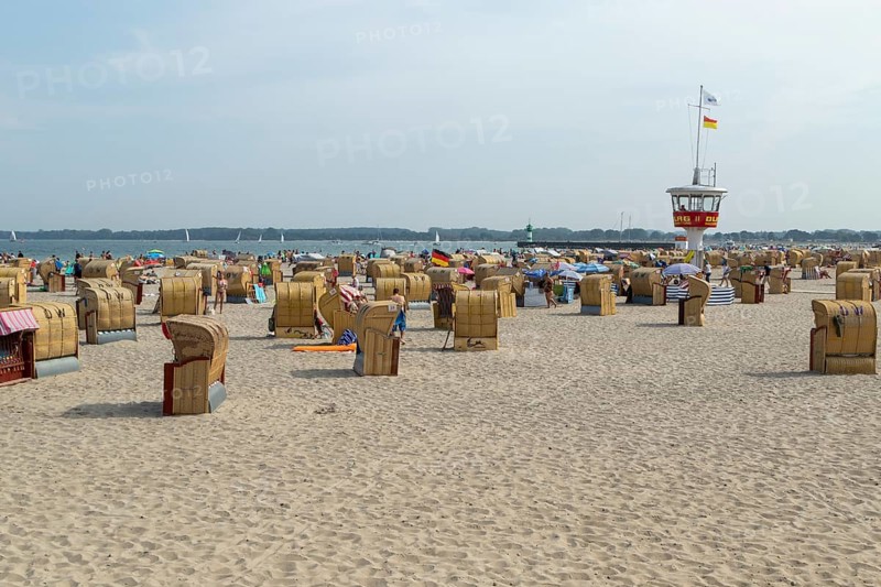 Summer weather, bathers, beach chairs and DLRG lifeguard tower on the beach, Travemünde beach, Hanseatic city of Lübeck, Schleswig-Holstein, Germany, Europe