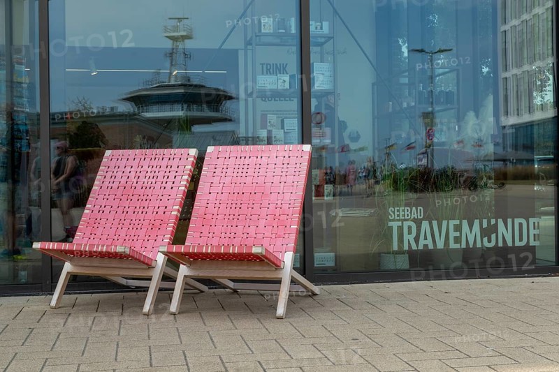 Deckchairs in front of the tourist information centre on the spa beach, Travemünde beach, Hanseatic City of Lübeck, Schleswig-Holstein, Germany, Europe
