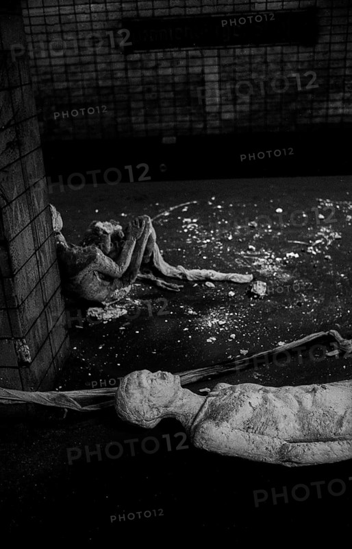 GDR, Berlin, 17 June 1990, Oranienburger Straße S-Bahn station, figures erected by the Weißensee art academy in the closed S-Bahn station, which were destroyed by someone at the beginning of the construction work at the station