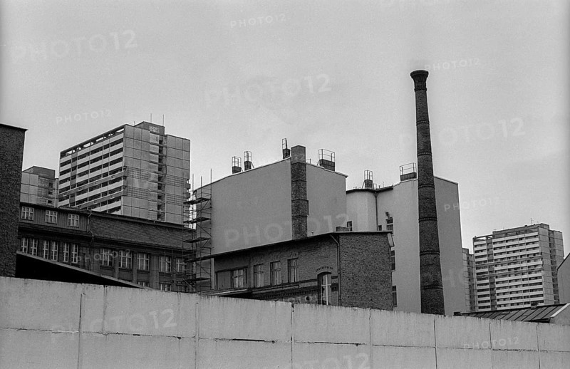GDR, Berlin, 21 June 1990, Development at the Wall (East_Berlin), seen from Zimmerstraße (corner of Charlottenstraße)