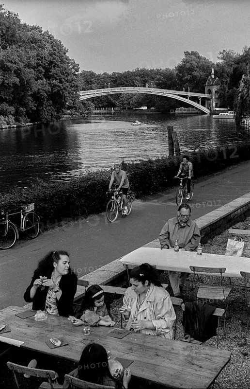 Germany, Berlin, 27 June 1991, garden pub, Zenner-Garten in Treptower Park, background: bridge to the Island of Youth, Europe