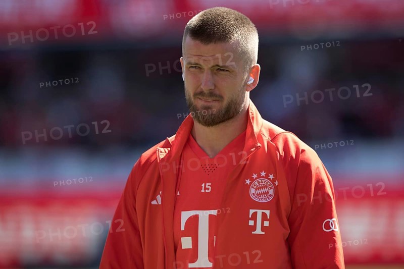 Eric DIER FC Bayern Munich with Airpods in front of the game