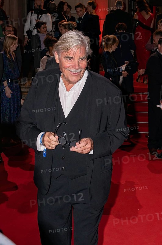 FRANKFURT AM MAIN, Deutschland, 18. Oktober 2019: Peter Simonischek (*1946, österreichischer Schauspieler) bei seiner Ankunft auf dem Roten Teppich des Hessischen Film- und Kinopreises 2019 in Frankfurt am Main.