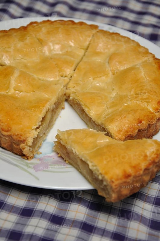 Delicious homemade apple pie ready to serve