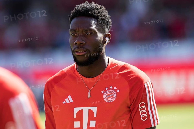 Alphonso DAVIES FC Bayern Munich with Airpods in front of the game