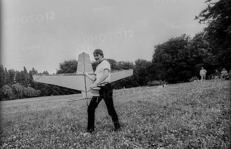 Germany, Berlin, 27.06.1991, flying a kite in Treptower Park, Europe