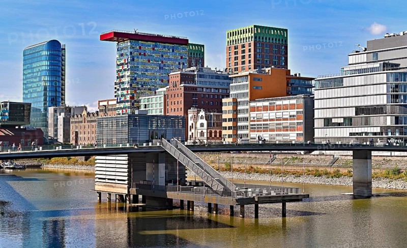 Steg und die Bauten