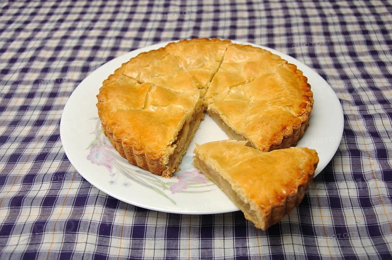 Delicious homemade apple pie ready to serve