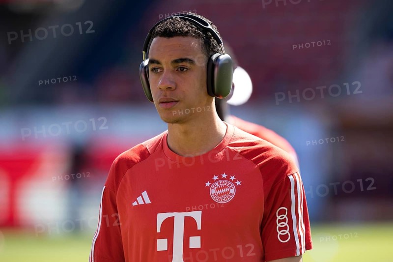 Jamal MUSIALA FC Bayern Munich with headphones in front of the game