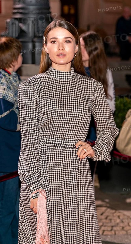 FRANKFURT AM MAIN, Deutschland, 18. Oktober 2019: Zoe Moore (*1993, deutsche Schauspielerin) bei ihrer Ankunft auf dem Roten Teppich beim Hessischen Film- und Kinopreis 2019, Red Carpet, Frankfurt am Main