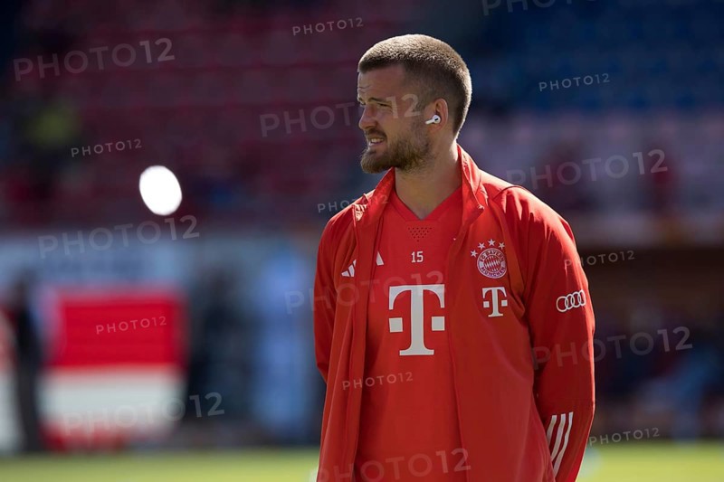Eric DIER FC Bayern Munich with Airpods in front of the game