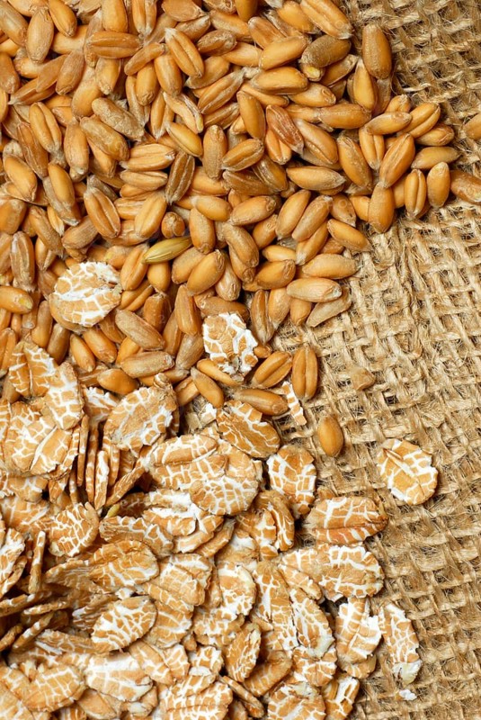 Dinkel wheatflakes and grains, grains, Wholegrain flakes